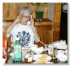 ���{�̍Ȃɍ��ۓd�b��������B