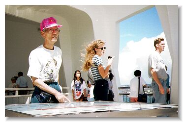 USS�A���]�i�L�O�قɂāA�������̓��̐^��p���v���B